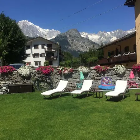 La Boule De Neige Bed and Breakfast 3*